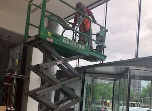 High-access glass cleaning at a Houston commercial project